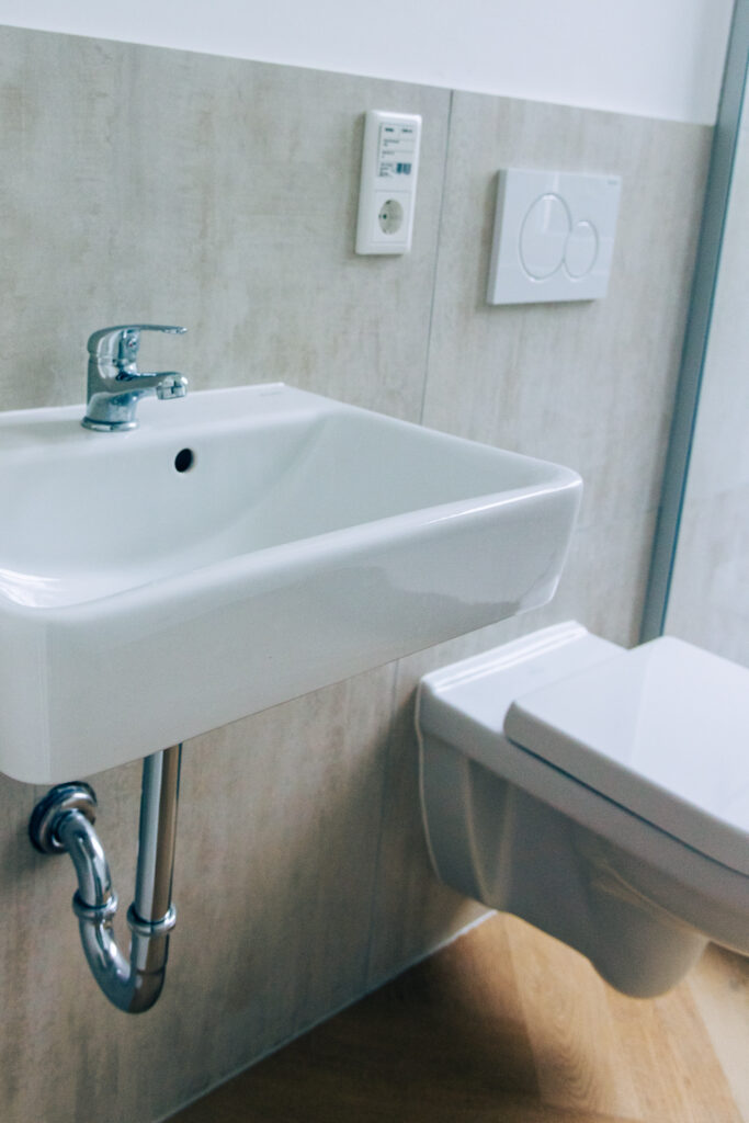 Foto aus dem Badezimmer einer sanierten Wohnung mit Altbaucharme