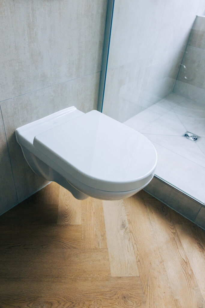 Foto aus dem Badezimmer einer sanierten Wohnung mit Altbaucharme